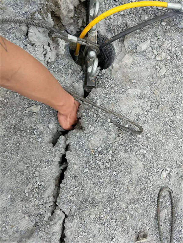 【岳阳市矿山荒料开采劈裂棒快速破石器免爆破开采设备】- 