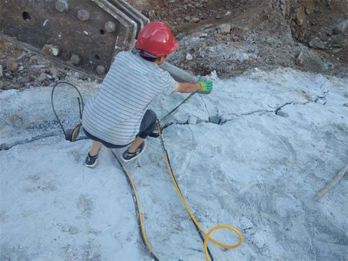 【采用劈裂器拆地下矿石安全静态破碎设备】- 