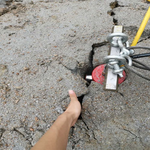 德阳市罗江县劈裂机、液压劈裂机、分裂机报价及石材开采应用